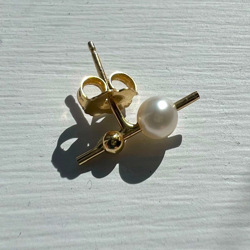 Pearl and gold ball bar earring